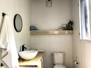 Serviettes fournies, savon, shampoing, papier toilette