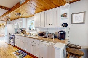 Fridge, microwave, oven, stovetop - Secluded escape on rolling acreage with hot tub, deck, gas grill, & fast WiFi (Ludlow)