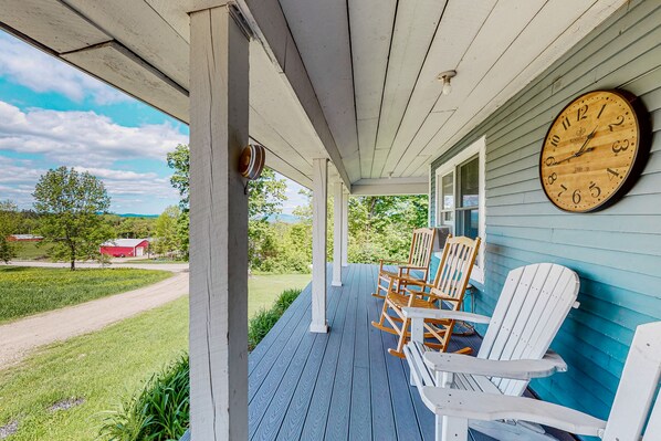 Terrace/patio - Secluded escape on rolling acreage with hot tub, deck, gas grill, & fast WiFi (Ludlow)