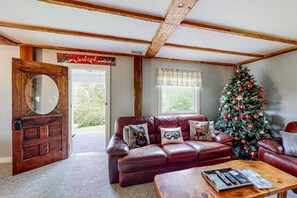 TV - Secluded escape on rolling acreage with hot tub, deck, gas grill, & fast WiFi (Ludlow)