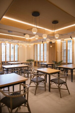 Daily continental breakfast (EUR 19 per person)