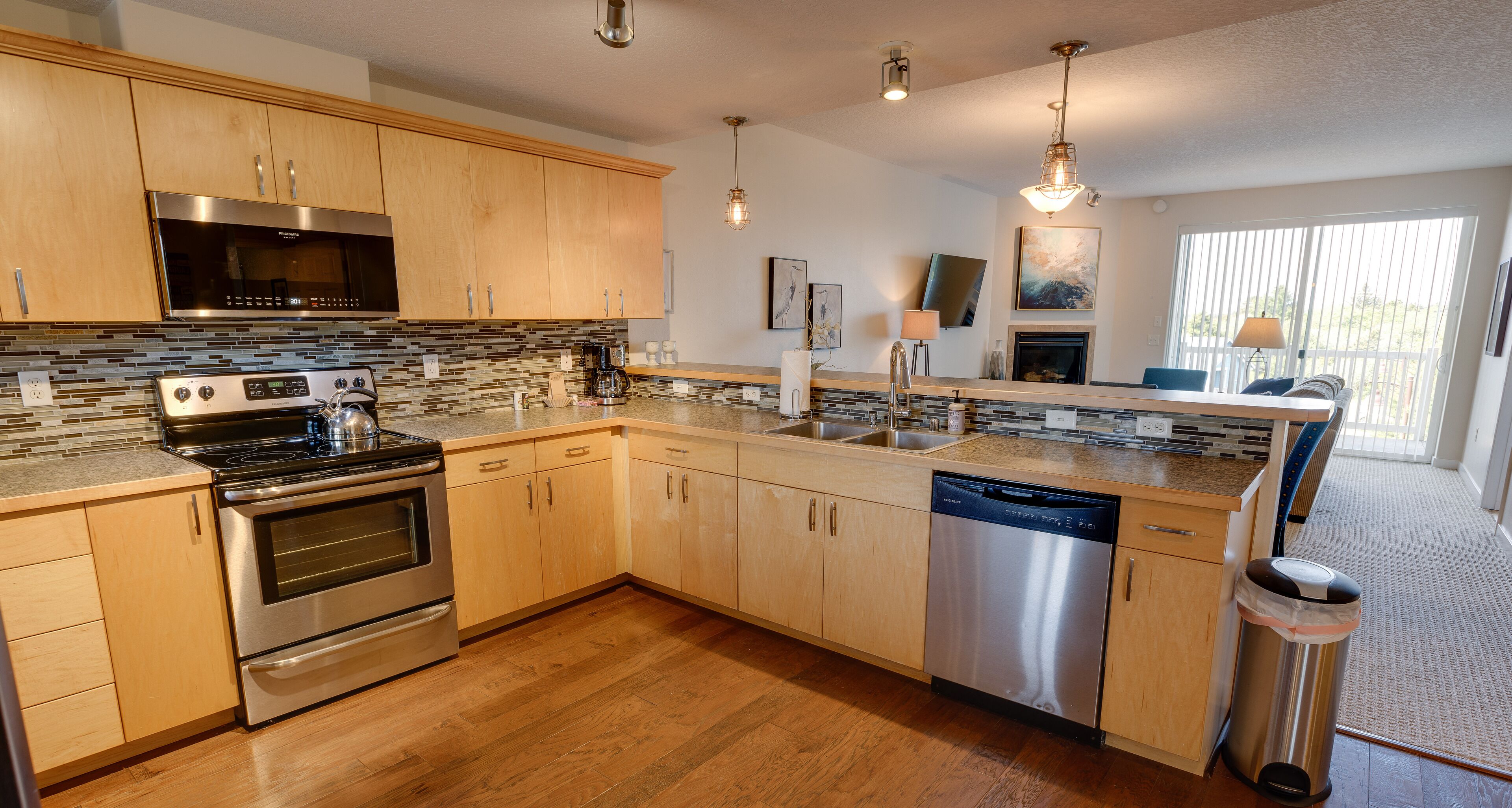 Køleskab, mikrobølgeovn, ovn, kogeplade