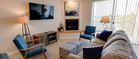 Televisie, een open haard en een dvd-speler