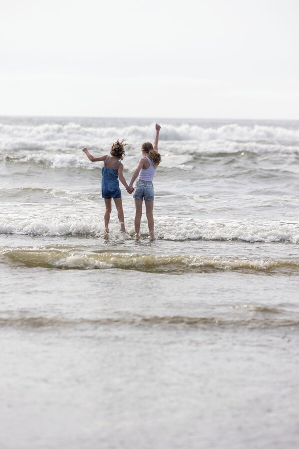 Beach nearby - Calliope's Seaside Sanctuary Condominium - Oyhut Bay Seaside Village (Ocean Shores)