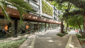 Vista frontal de la propiedad