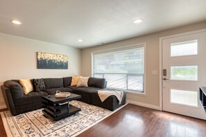 Smart TV - Hidden Gem of Renton ❇ 4 BD/ 2 BA Home ❇ Glam Bath (Renton)