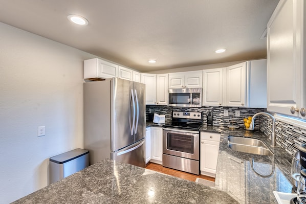 Køleskab, mikrobølgeovn, ovn, kogeplade