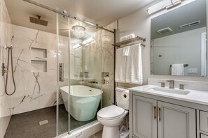 Kombinert dusj/badekar, hårføner, håndklær og såpe