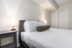 1 quarto, escrivaninha, ferros/tábuas de passar roupa, berço de viagem