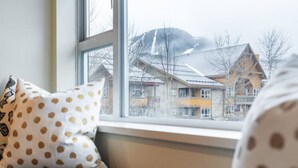 A window seat with a view of buildings and a mountain. - Whistler Village 1BR: Sleeps 4,Walk to Everything & Free Parking! (Whistler)