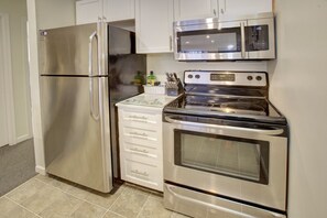 Geladeira, micro-ondas, fogão, cooktop