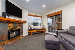 TV, fireplace - Whistler Village 1BR: Sleeps 4,Walk to Everything & Free Parking! (Whistler)
