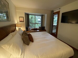 2 bedrooms, travel cot, free WiFi, bed sheets