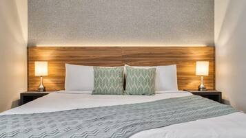 4 quartos, escrivaninha, ferros/tábuas de passar roupa, berço de viagem