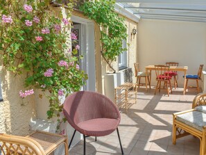 Outdoor dining - 3 bedroom accommodation in Aberdaron (Aberdaron)