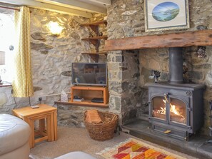 Fireplace - 3 bedroom accommodation in Aberdaron (Aberdaron)
