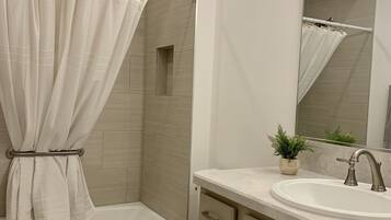 Duschwanne, Haartrockner, Handtücher, Seife