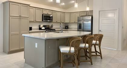 5 Minute Golf Cart Ride To Brownwood, Restaurants, Entertainment