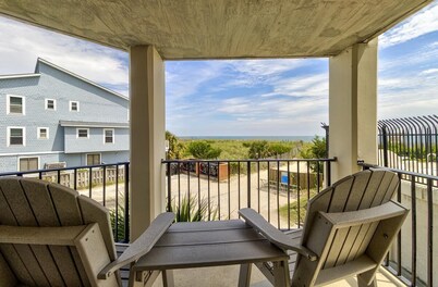 Oceanfront Balcony Views, Pool, STEPS to Beach Restaurants Shops