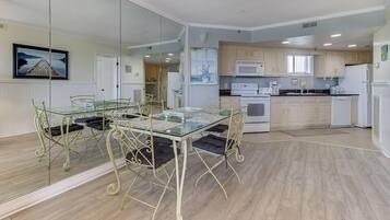 Een koelkast, een magnetron, een oven, een kookplaat