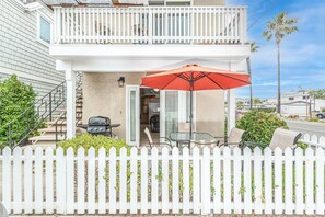 Outdoor dining - Ideal Vacation Getaway – One Block to Beach, Walk to Everything! (Newport Beach)