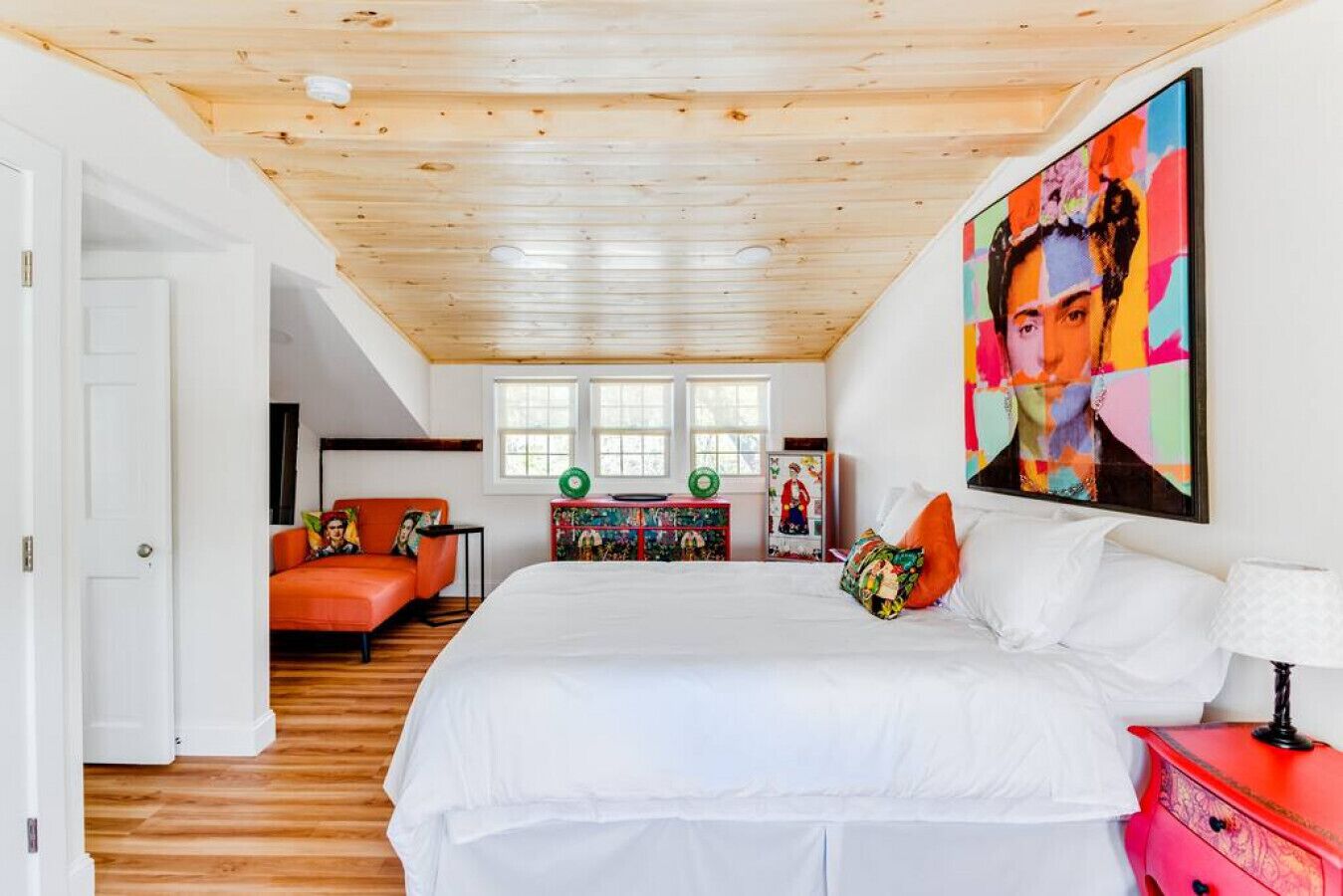 2 slaapkamers, een bureau, een strijkplank/strijkijzer, reisbedje