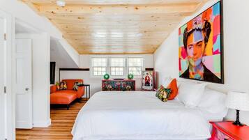 2 slaapkamers, een bureau, een strijkplank/strijkijzer, reisbedje
