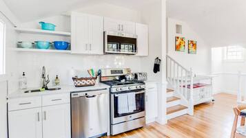 Een koelkast, een magnetron, een oven, een kookplaat