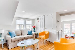 Smart TV, libros, estéreo y oficina 