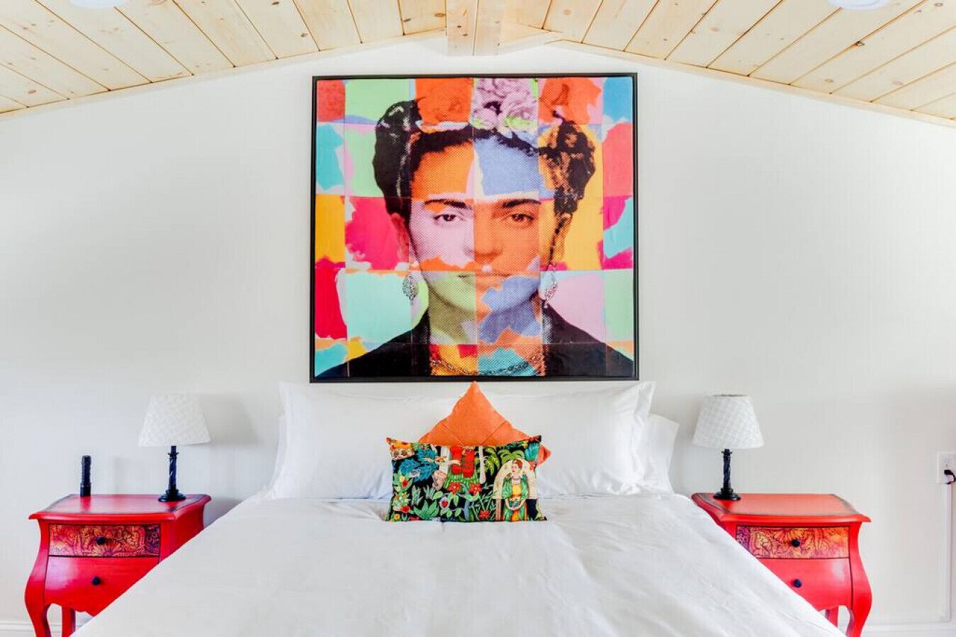 2 slaapkamers, een bureau, een strijkplank/strijkijzer, reisbedje