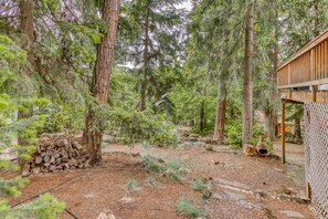 Property grounds - Dog-Friendly Getaway w/ Deck, Grill & AC – Short Walk Downtown (White Salmon)