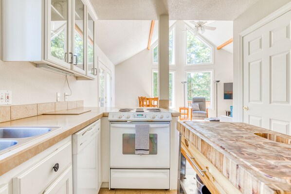 Fridge, microwave, oven, stovetop - Dog-Friendly Getaway w/ Deck, Grill & AC – Short Walk Downtown (White Salmon)