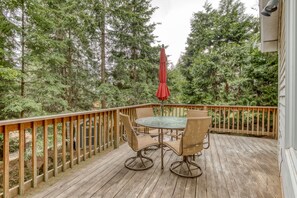 Outdoor dining - Dog-Friendly Getaway w/ Deck, Grill & AC – Short Walk Downtown (White Salmon)