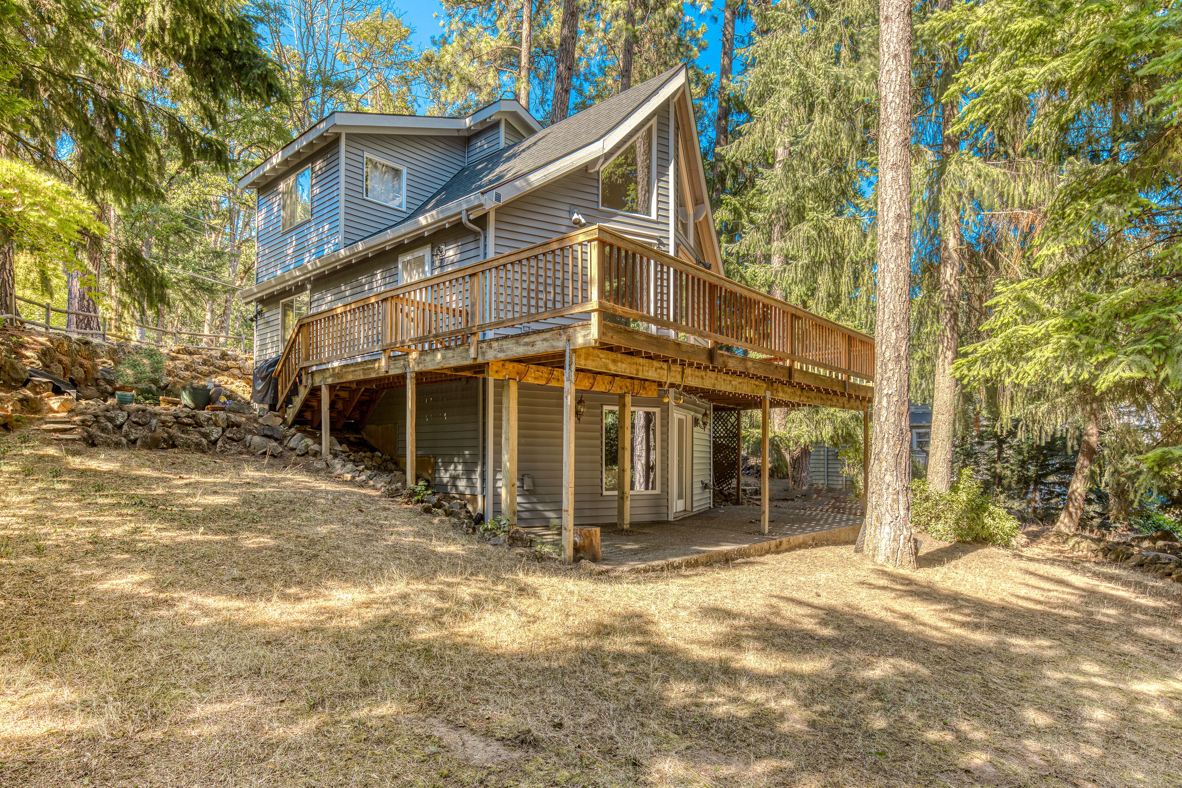 Dog-friendly hideaway with deck, grill, outdoor fireplace, & AC - walk downtown