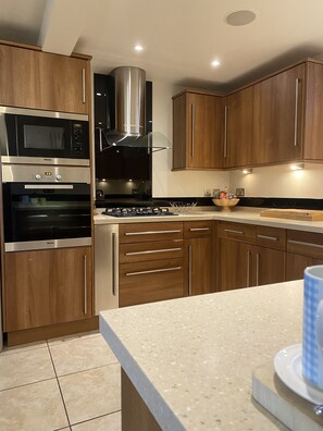 Fridge, microwave, oven, stovetop - SW19 Rate frm £350pn Min stay applies professional holiday let T&C’s apply (London)