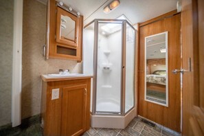 Shower, towels, soap, toilet paper - Minigolf Course TIGER Camper Hot Tub - AC - Furnace - Fully Furnished (St. Regis)