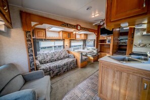 Smart TV, DVD player, foosball, stereo - Minigolf Course TIGER Camper Hot Tub - AC - Furnace - Fully Furnished (St. Regis)