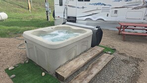 Outdoor spa tub - Minigolf Course TIGER Camper Hot Tub - AC - Furnace - Fully Furnished (St. Regis)
