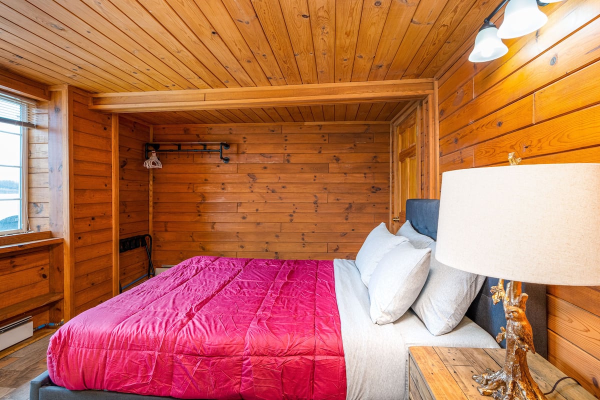 5 bedrooms, memory-foam beds, free WiFi, bed sheets