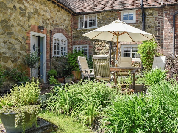 Outdoor dining - 2 bedroom accommodation in Holmbury St Mary, near Dorking (Holmbury St Mary, near Dorking)