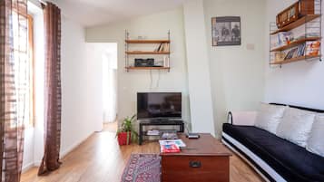 Televisie, een dvd-speler, boeken en een filmbibliotheek