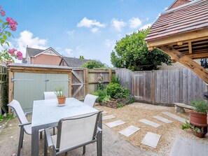 Outdoor dining - 2 bedroom accommodation in Ringwood (Ringwood)