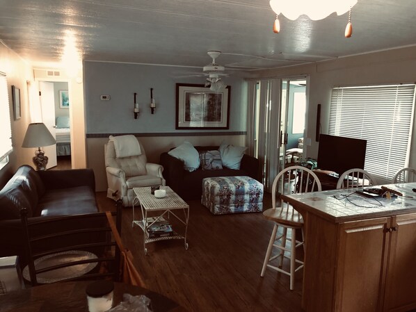 TV, DVD player - Beach Bungalow 5 minutes from the beach (North Myrtle Beach)