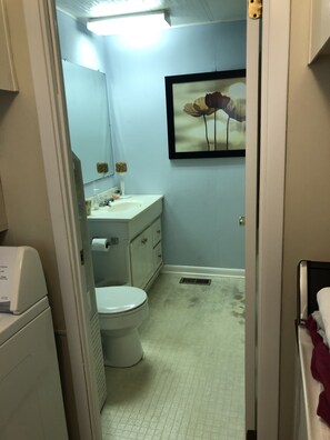 Combined shower/bathtub - Beach Bungalow 5 minutes from the beach (North Myrtle Beach)