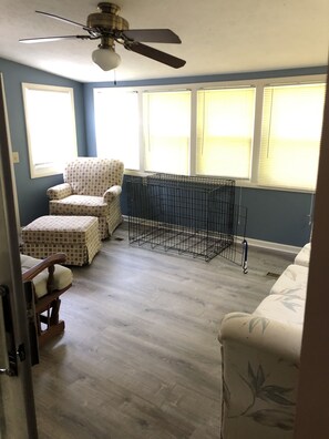 TV, DVD player - Beach Bungalow 5 minutes from the beach (North Myrtle Beach)