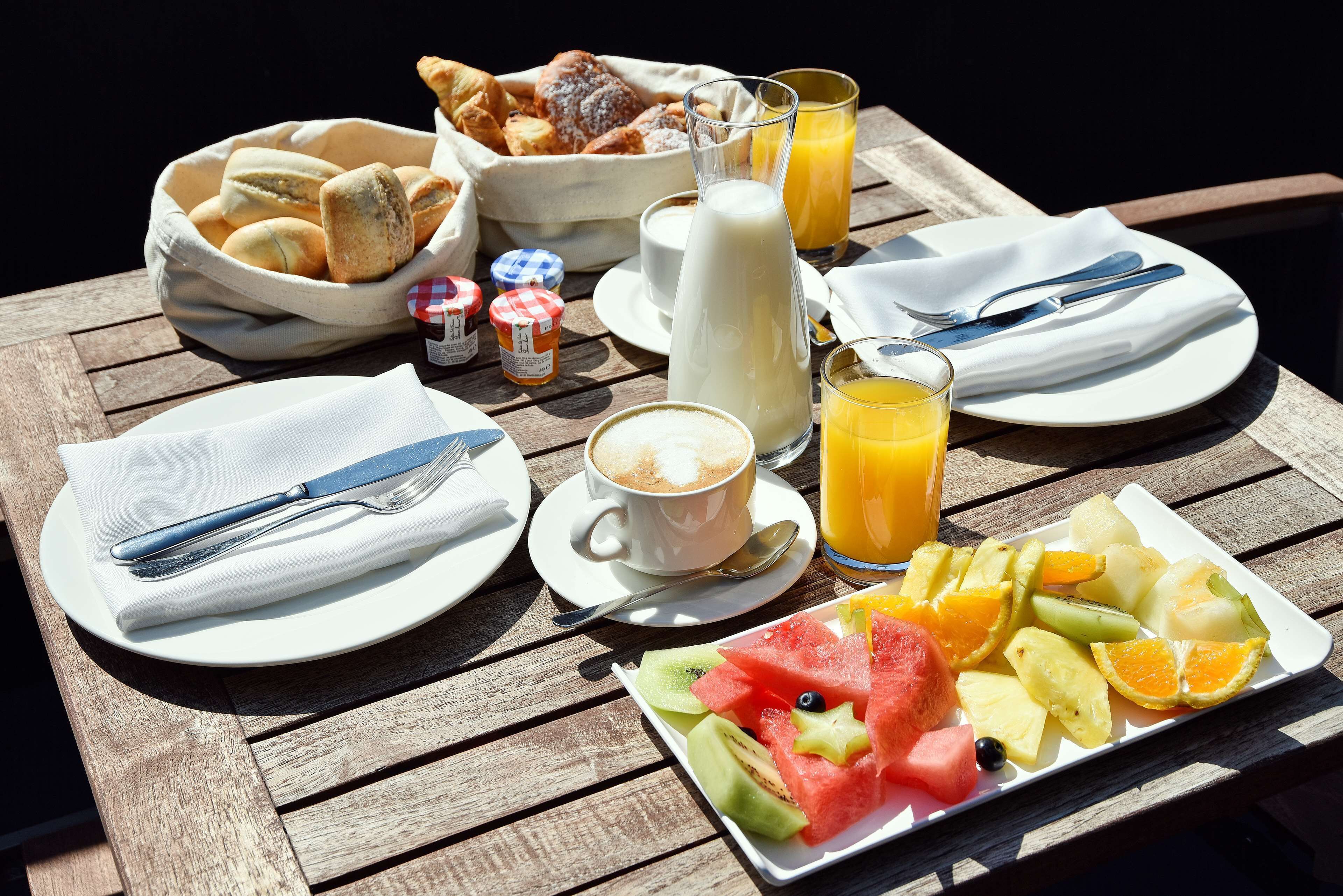 Petit déjeuner buffet (19 EUR par personne)