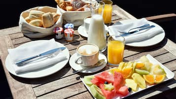Petit déjeuner buffet (19 EUR par personne)