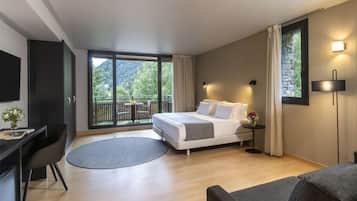 Junior Suite | 1 bedroom, minibar, in-room safe, soundproofing