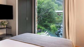 Minibaari, tallelokero huoneessa, äänieristys, vuodevaatteet