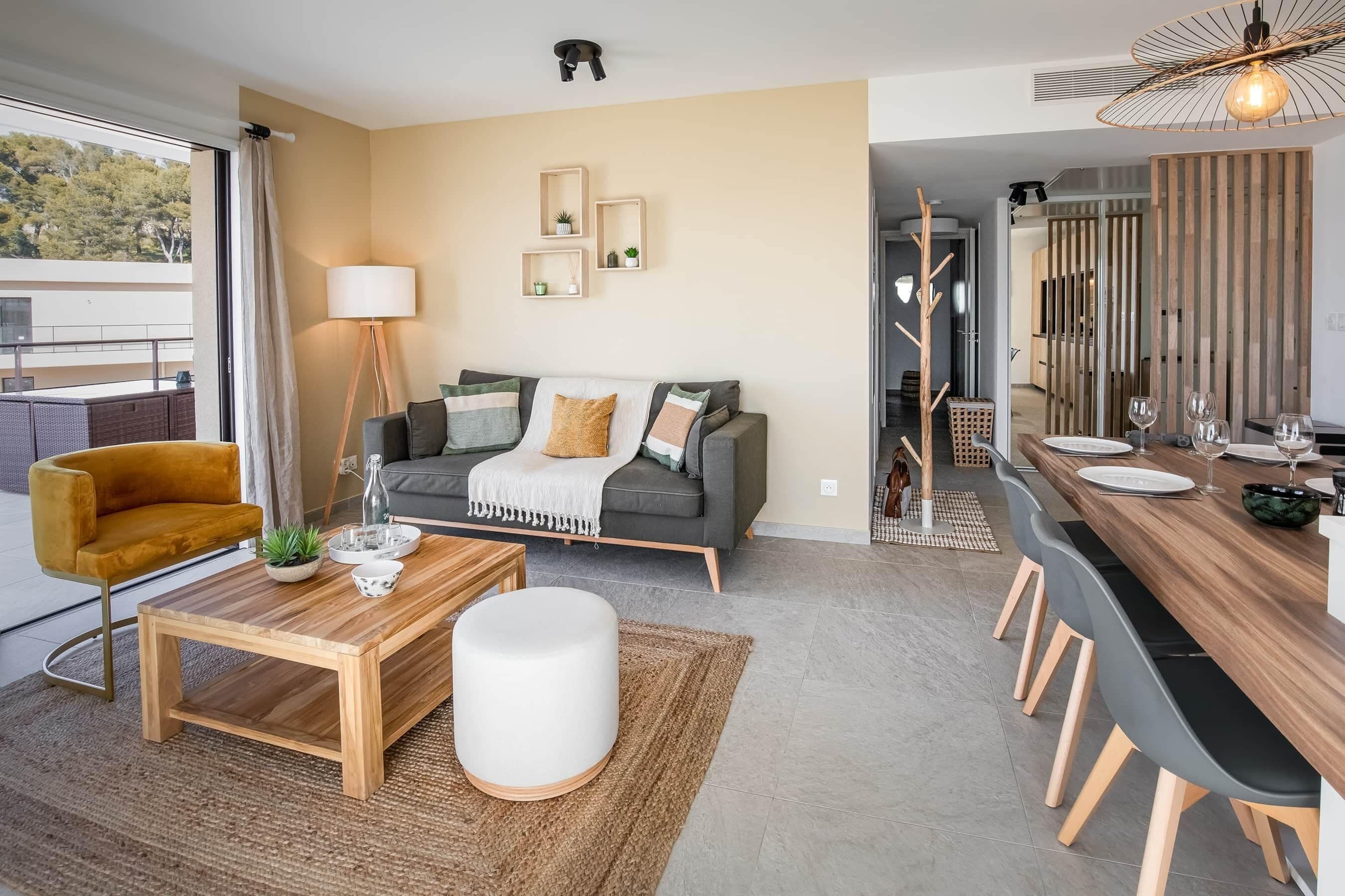 En moderne stue med sofa, sofabord og spiseplads.